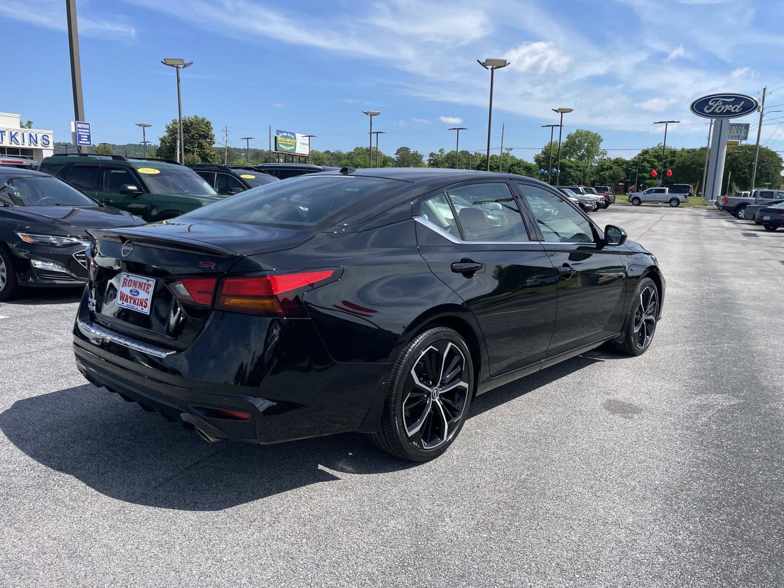 Used 2023 Nissan Altima 2.5 SR w/ SR Premium Package FWD image 4