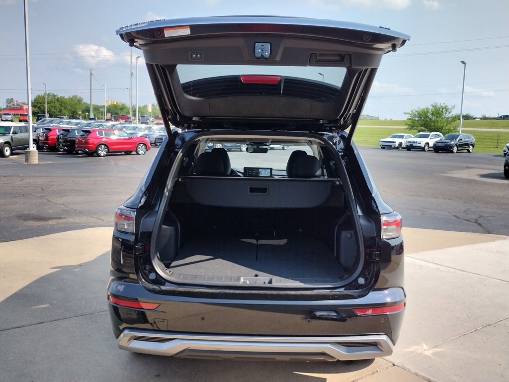 New 2025 Mitsubishi Outlander SE image 16