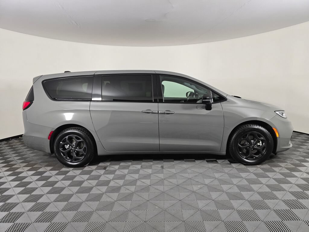 Used 2023 Chrysler Pacifica Limited w/ Uconnect Theater Family Group FWD image 2