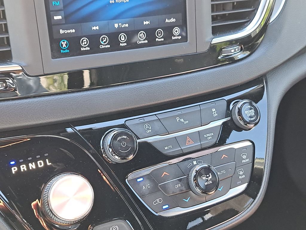 Used 2020 Chrysler Pacifica Touring-L w/ S Appearance Package image 22