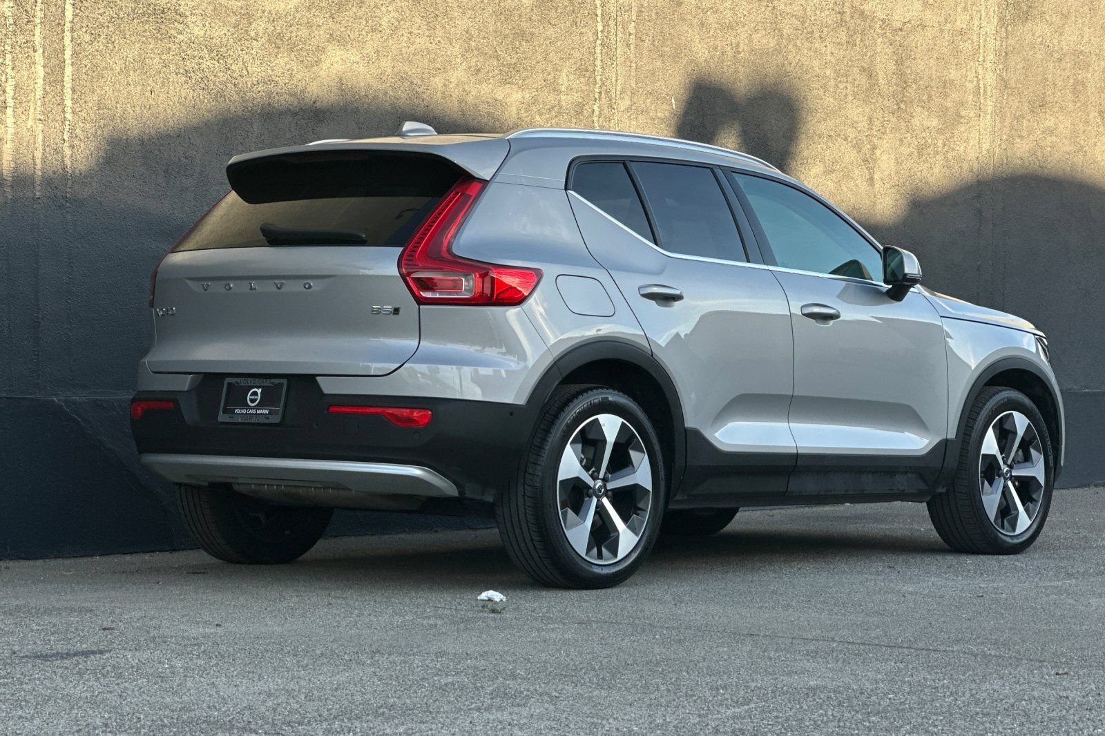 Certified 2025 Volvo XC40 B5 Plus AWD/4WD image 2