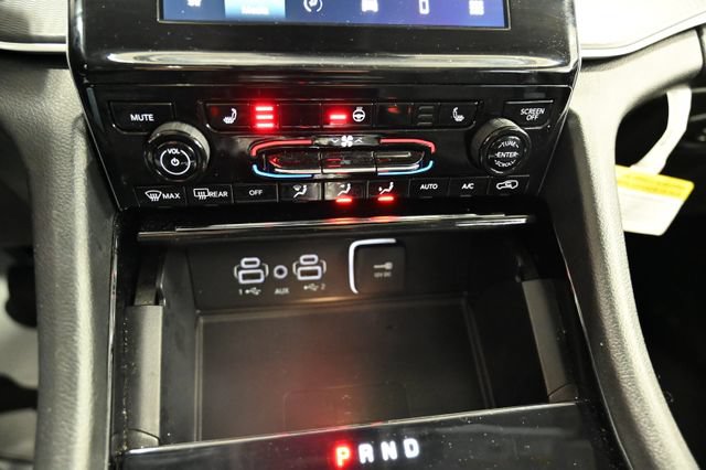 Used 2023 Jeep Grand Cherokee Laredo w/ Luxury Tech Group I AWD/4WD image 17