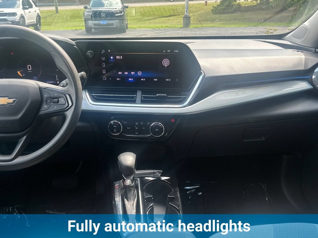 Used 2025 Chevrolet Trax LT FWD image 22