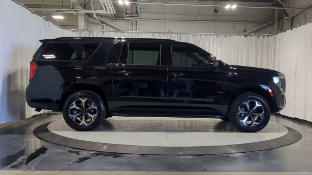 Used 2024 GMC Yukon XL AT4 image 11