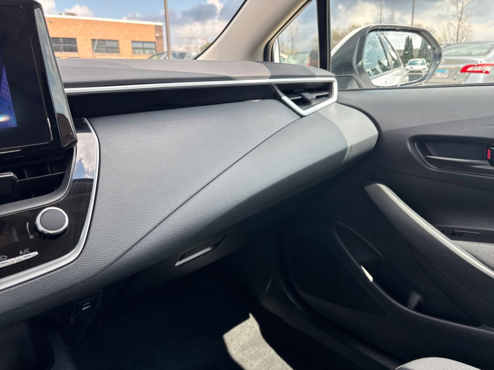 Used 2025 Toyota Corolla LE image 33