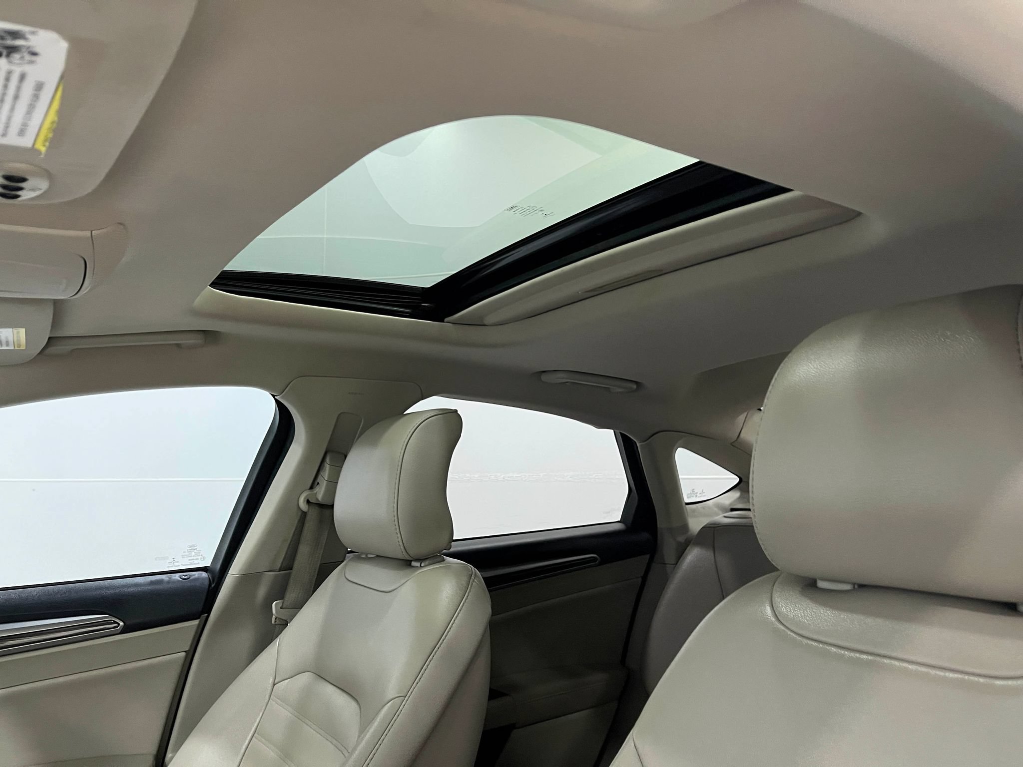 Used 2018 Ford Fusion SE w/ Fusion SE Technology Package FWD image 12