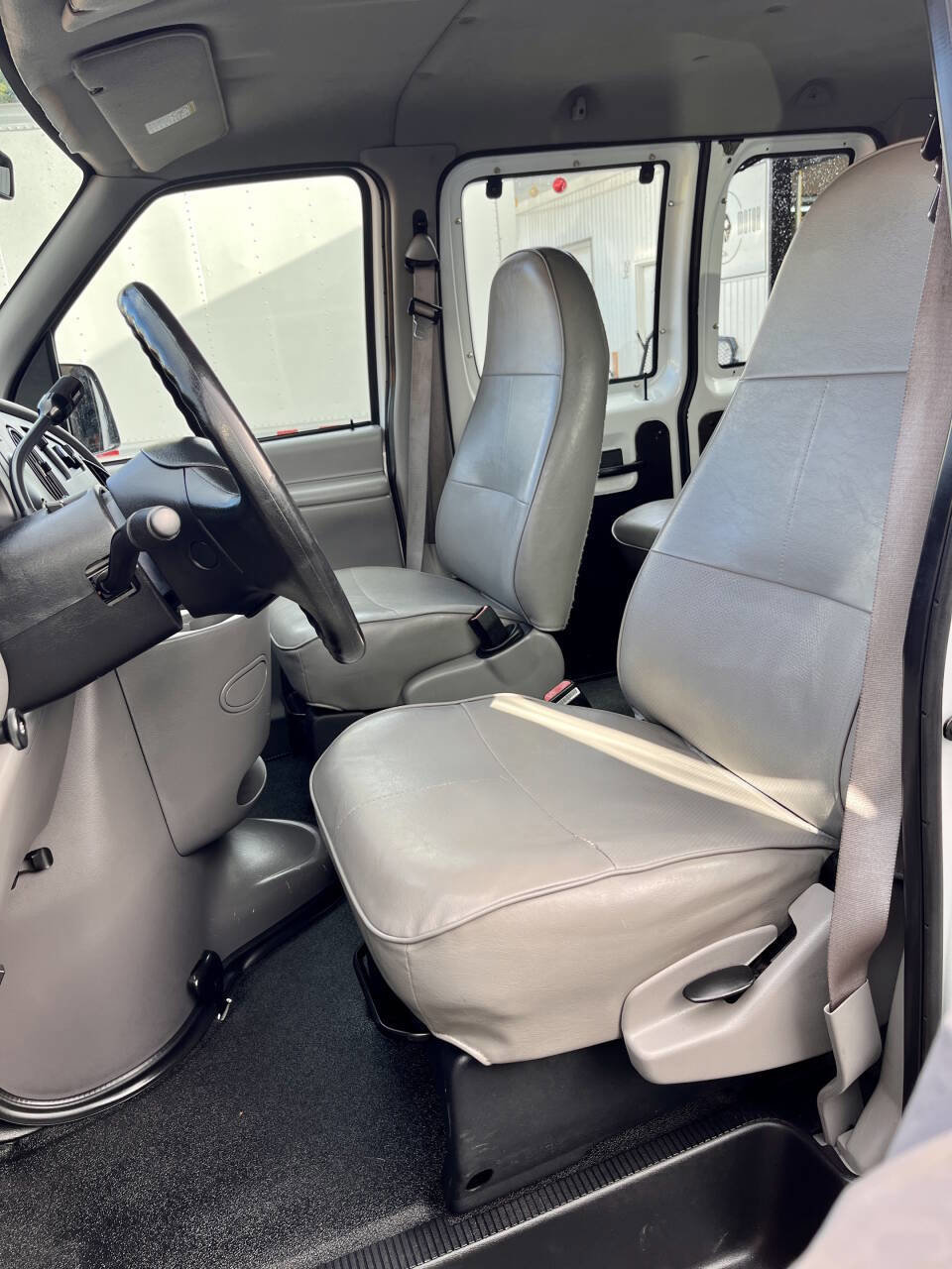 Used 1999 Ford E-150 and Econoline 150 Wagon image 14