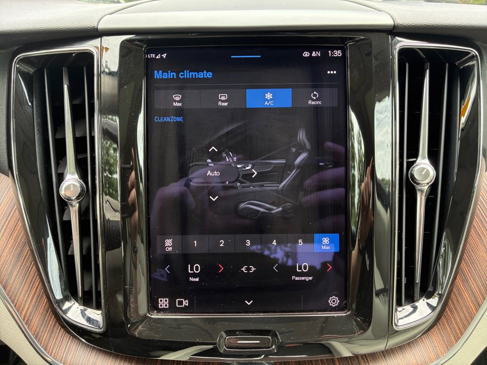Used 2022 Volvo XC60 B5 Momentum w/ Protection Package Premier FWD image 18