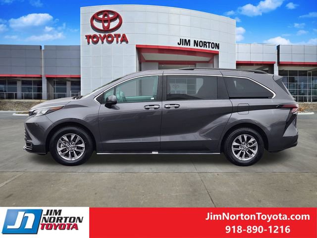 Used 2025 Toyota Sienna XLE image 4