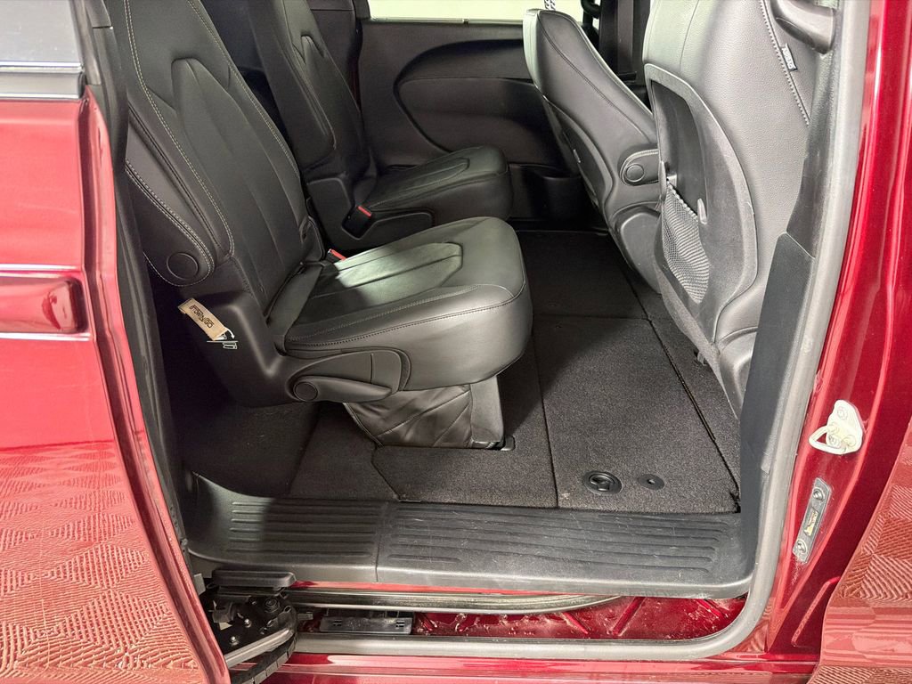 Used 2020 Chrysler Pacifica Touring-L w/ S Appearance Package FWD image 17