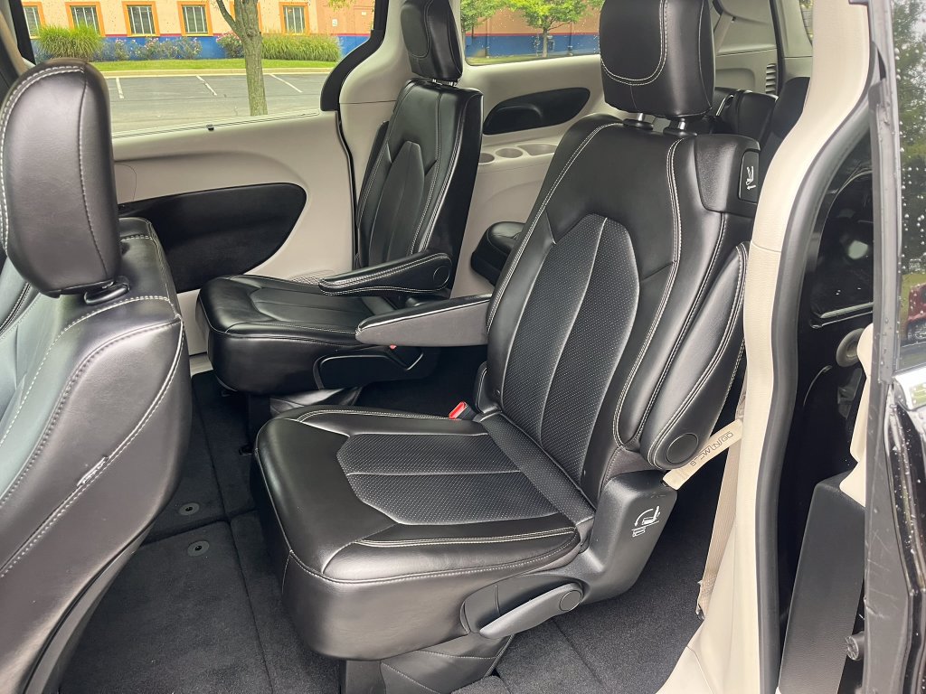 Used 2024 Chrysler Pacifica Touring-L FWD image 10