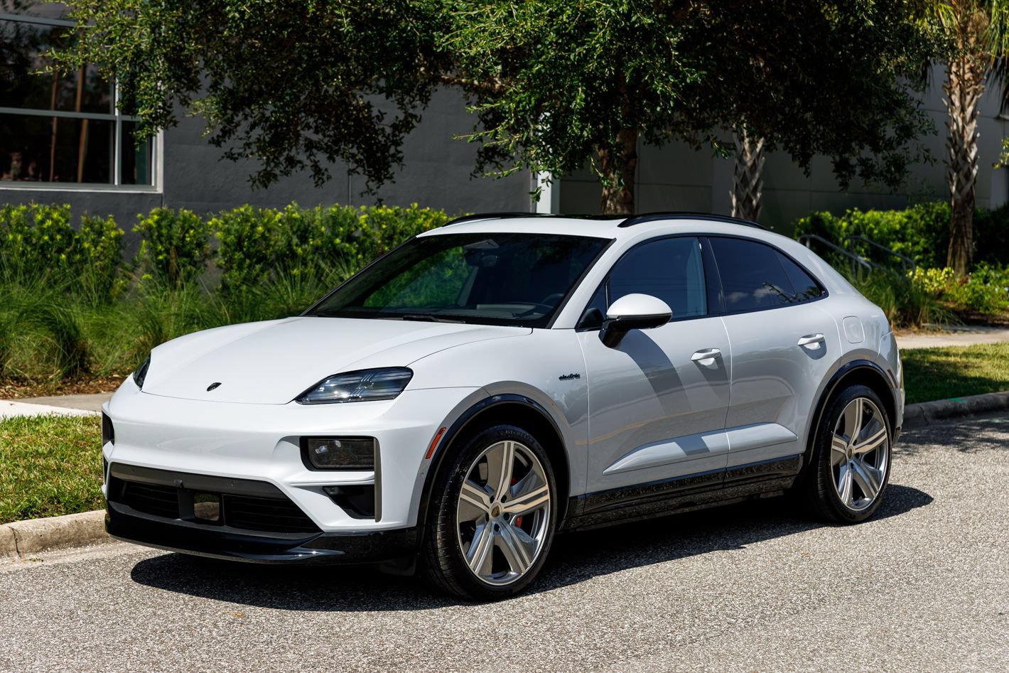 Used 2025 Porsche Macan Turbo Electric AWD/4WD image 17