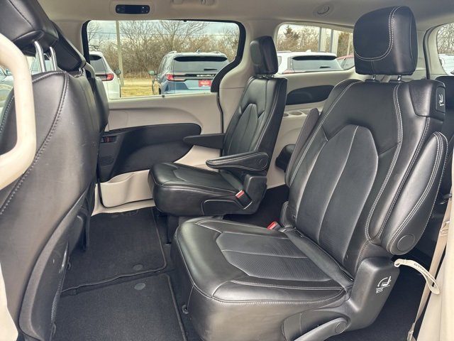Used 2024 Chrysler Pacifica Touring-L image 26