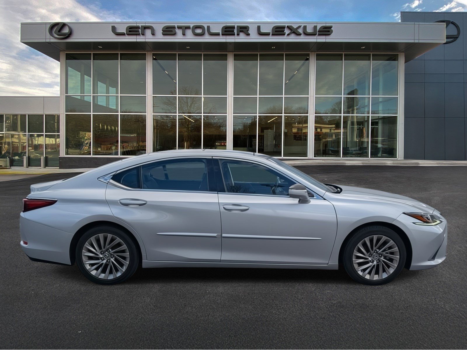 Used 2019 Lexus ES 350 Ultra Luxury w/ Accessory Package image 2