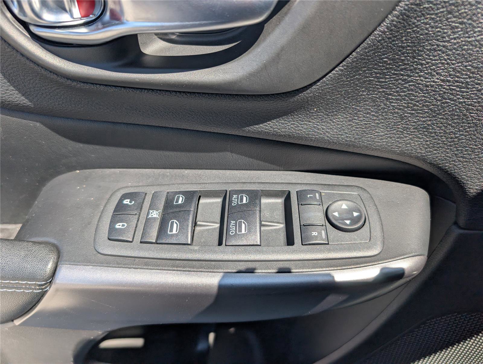 Used 2020 Jeep Cherokee Latitude Plus w/ Cold Weather Group AWD/4WD image 19