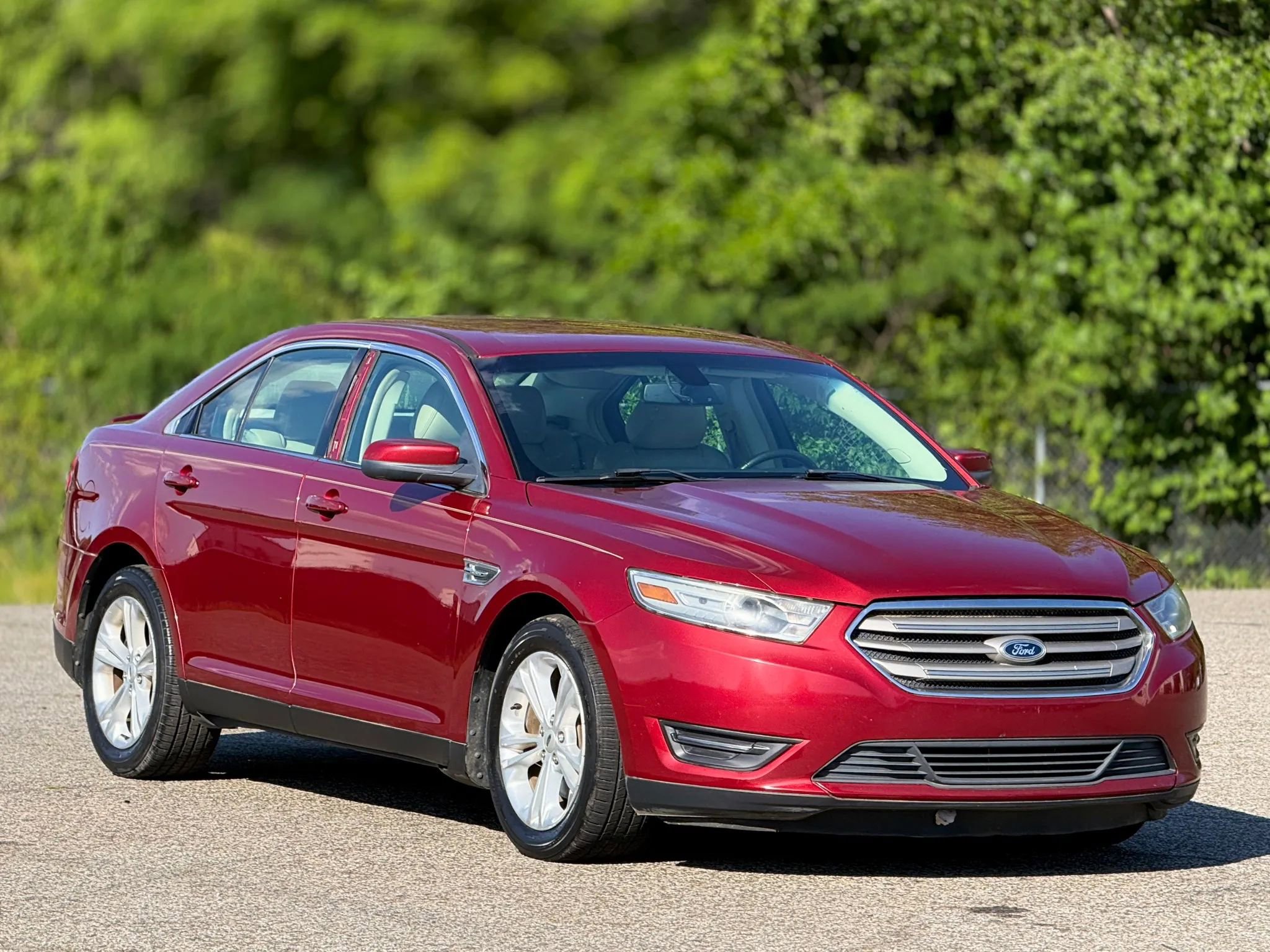 Used 2013 Ford Taurus SEL image 1