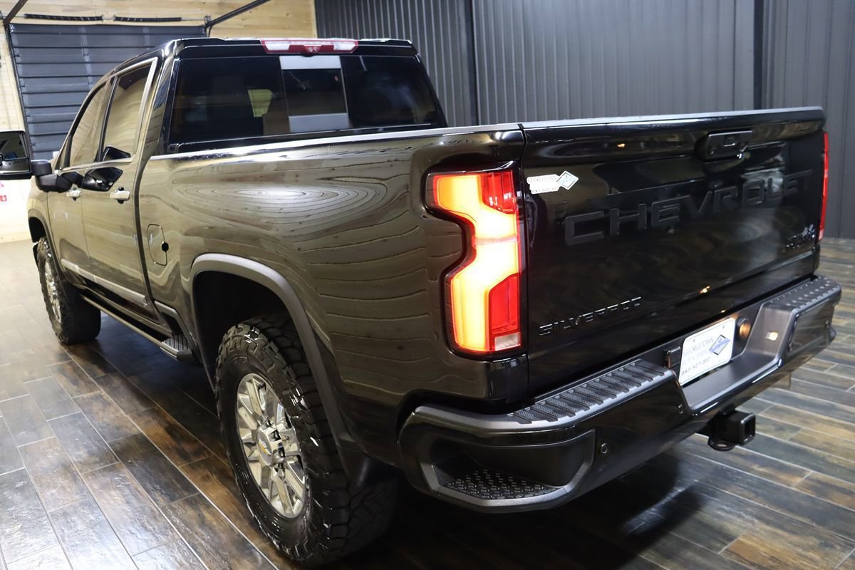 Used 2024 Chevrolet Silverado 2500 High Country w/ High Country Premium Package AWD/4WD image 3