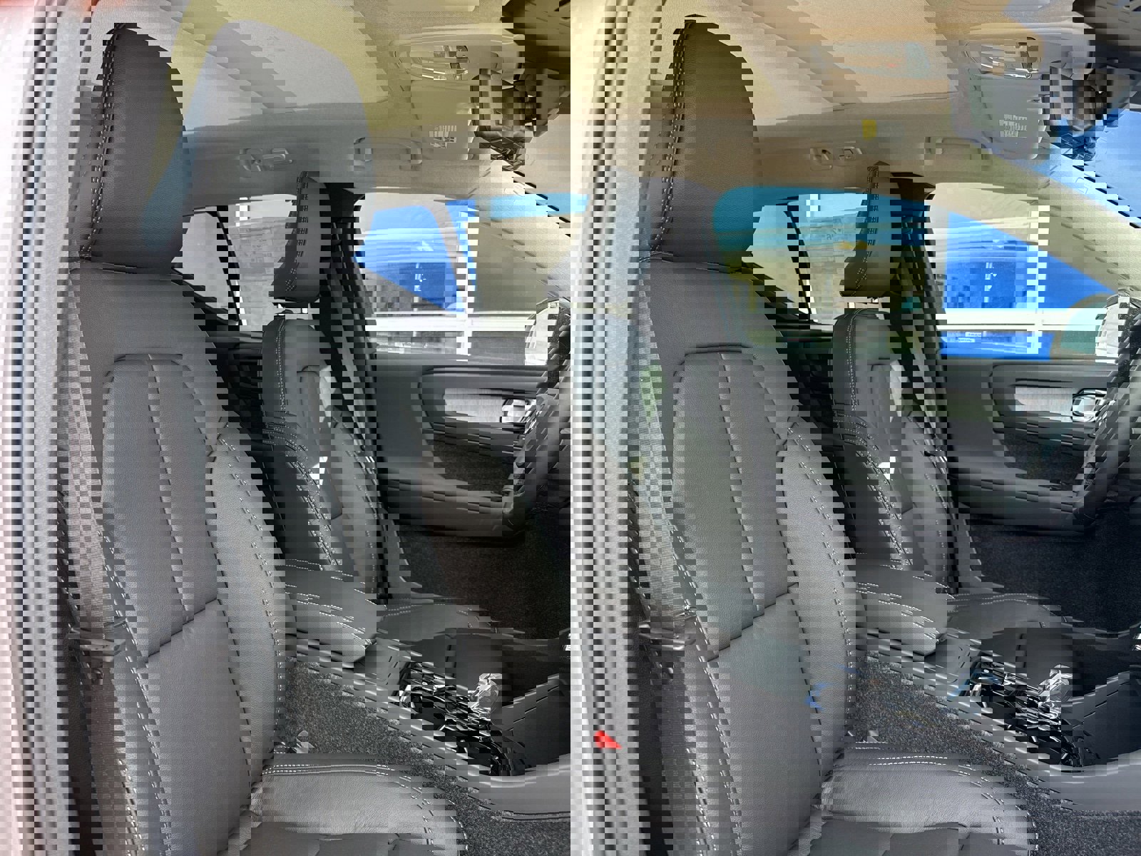 New 2026 Volvo XC40 B5 Ultra w/ Protection Package Premier image 15