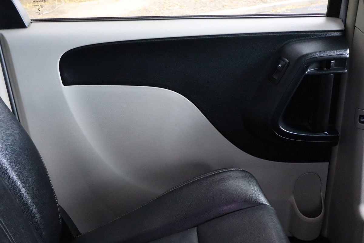 Used 2013 Chrysler Town & Country Touring image 26