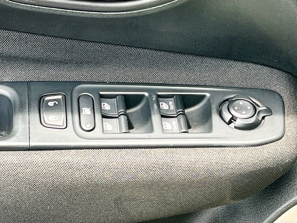 Certified 2017 Jeep Renegade Latitude w/ Popular Equipment Group FWD image 17
