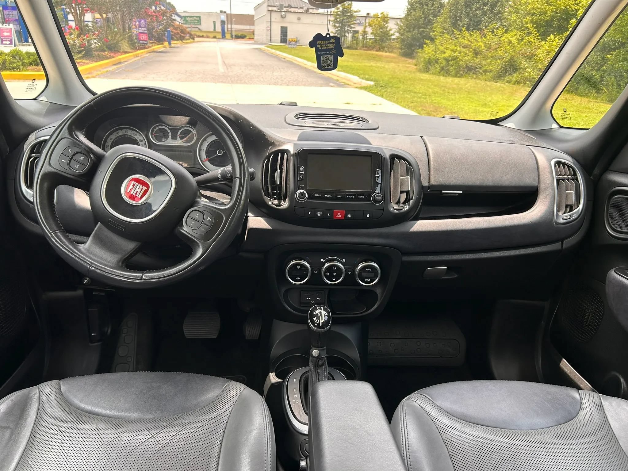 Used 2014 FIAT 500L Lounge FWD image 4