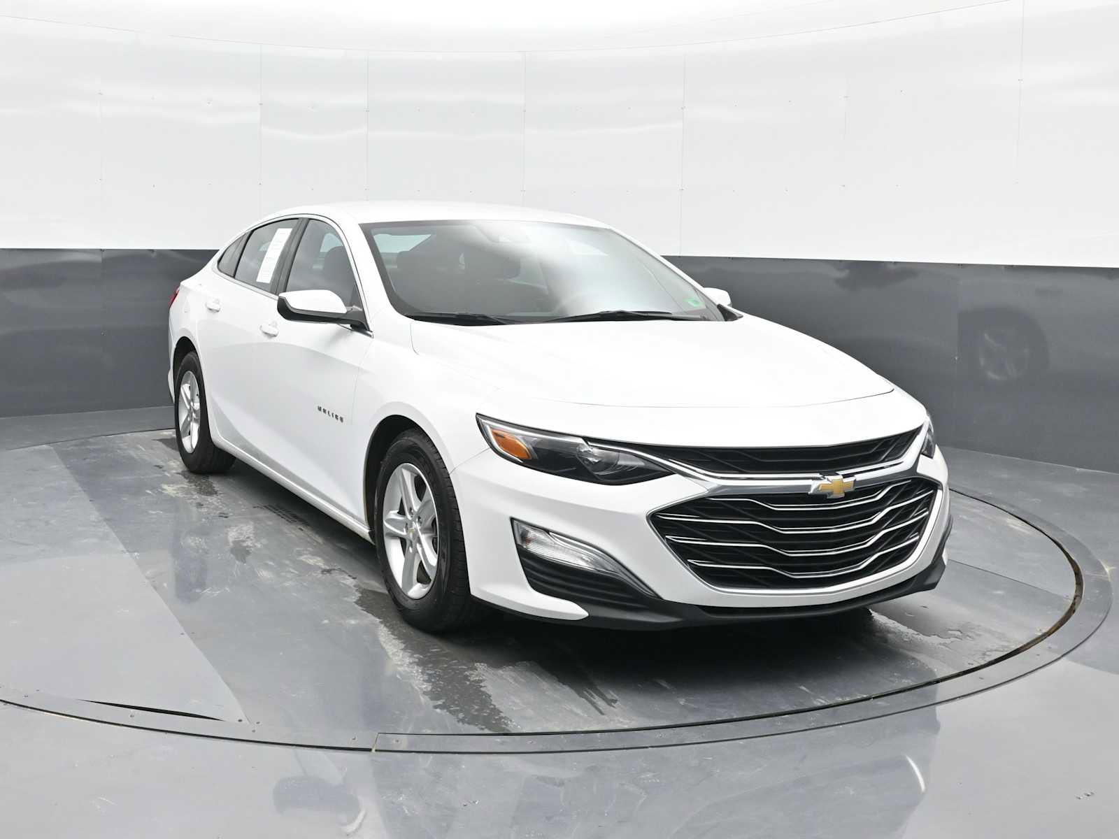 Used 2022 Chevrolet Malibu LS w/ Driver Confidence Package II image 2