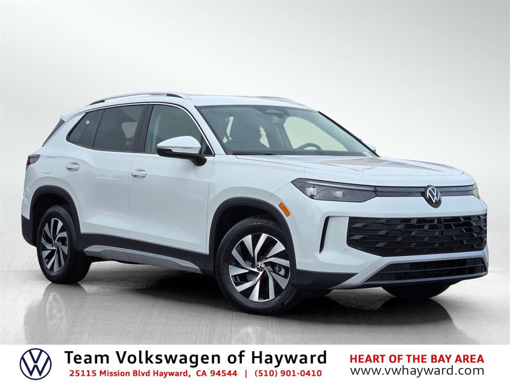 Used 2025 Volkswagen Tiguan S image 1