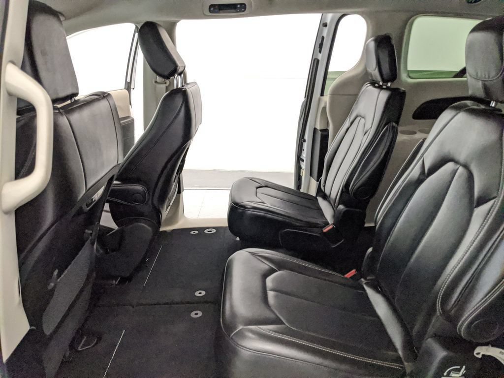 Used 2024 Chrysler Pacifica Touring-L FWD image 17