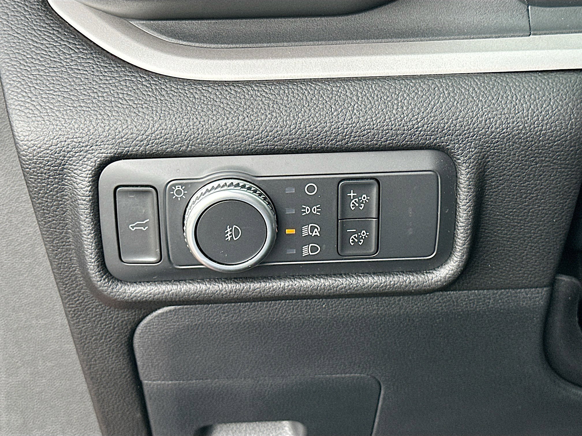Certified 2022 Ford Explorer XLT w/ Equipment Group 202A image 10