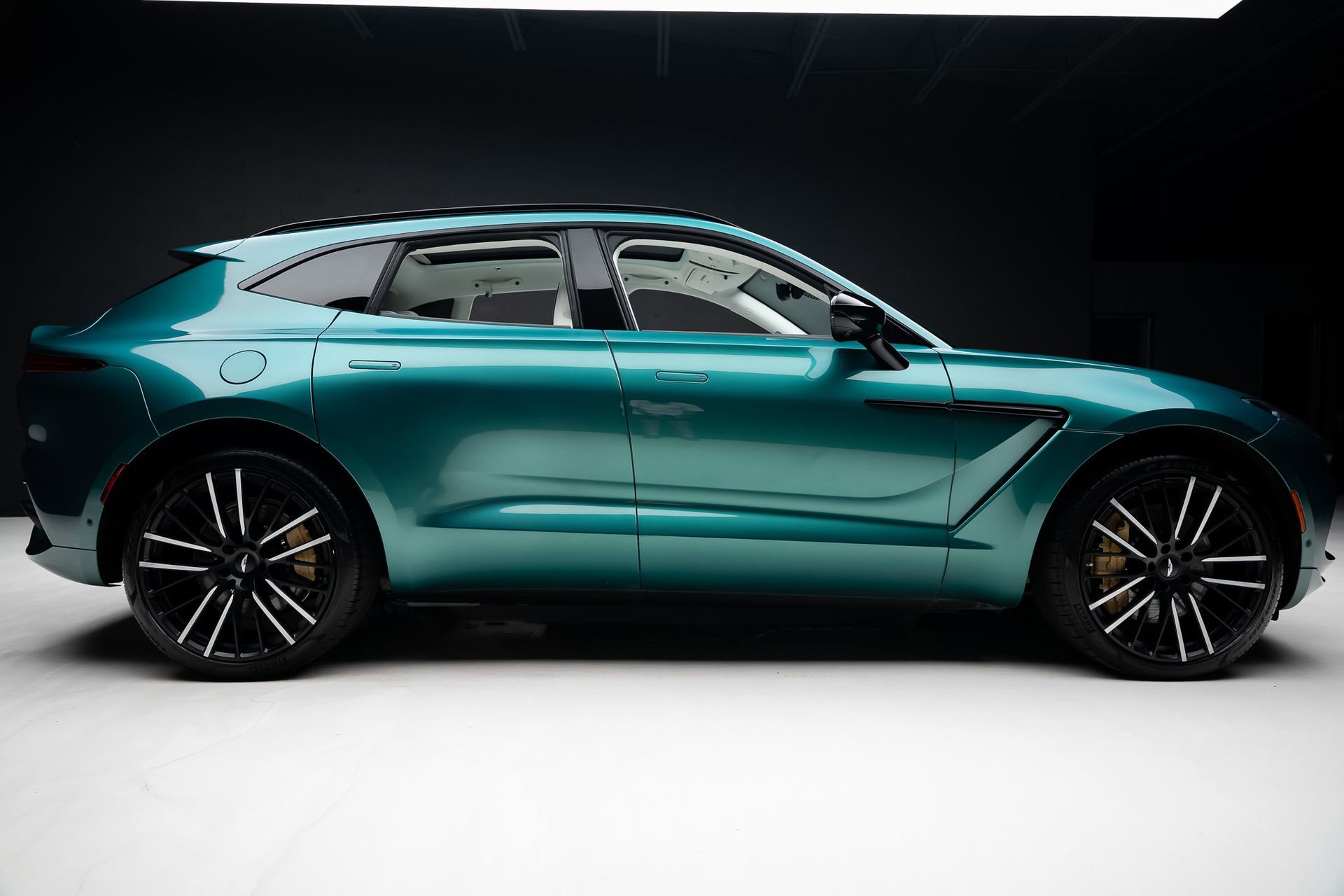 Used 2023 Aston Martin DBX AWD/4WD image 34