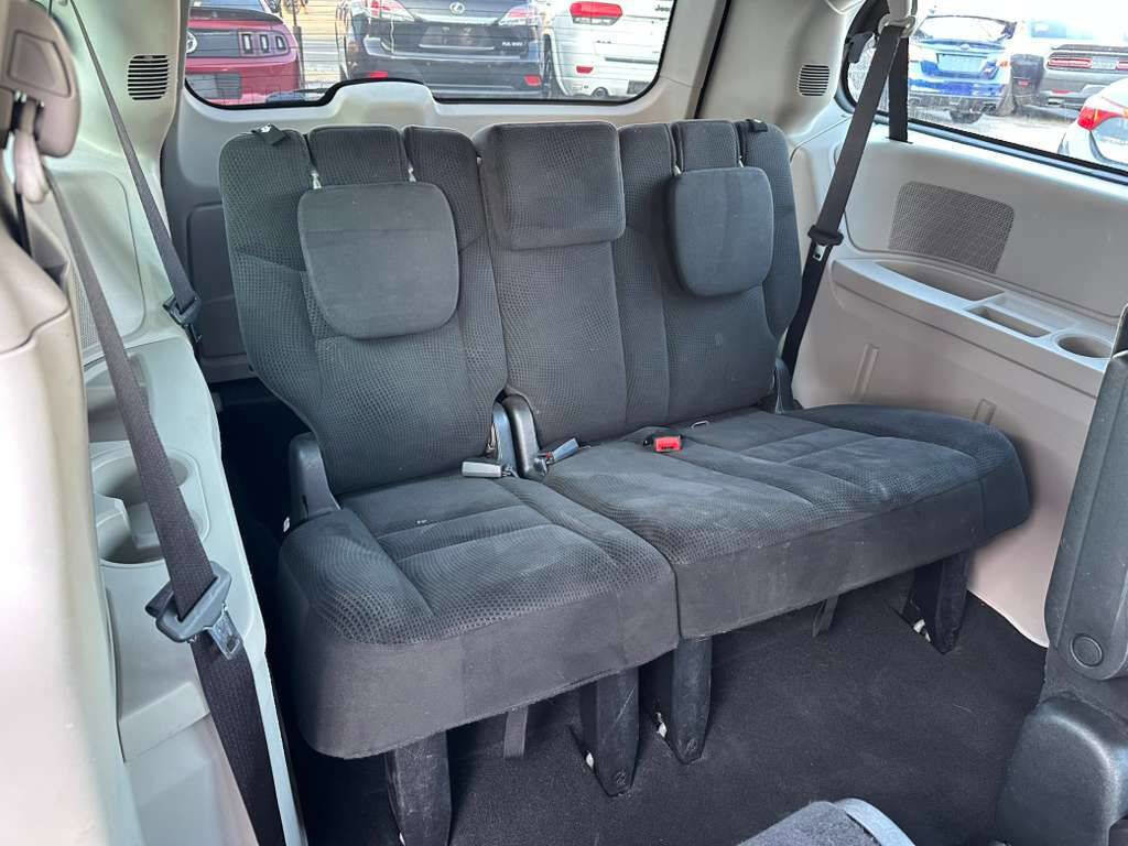 Used 2016 Dodge Grand Caravan American Value Package w/ UConnect Hands-Free Group image 21