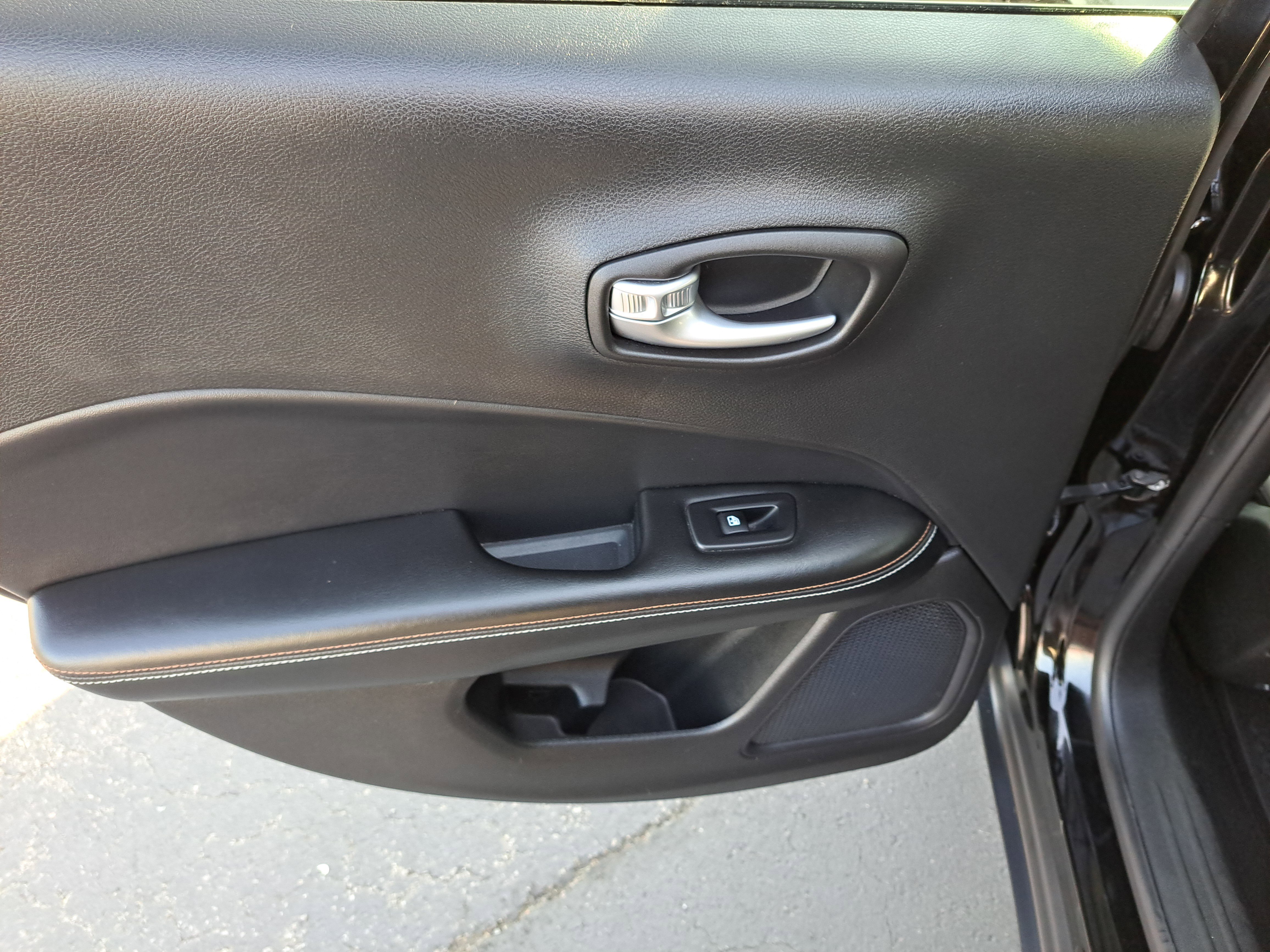 Used 2018 Jeep Compass Latitude w/ Popular Equipment Group image 11