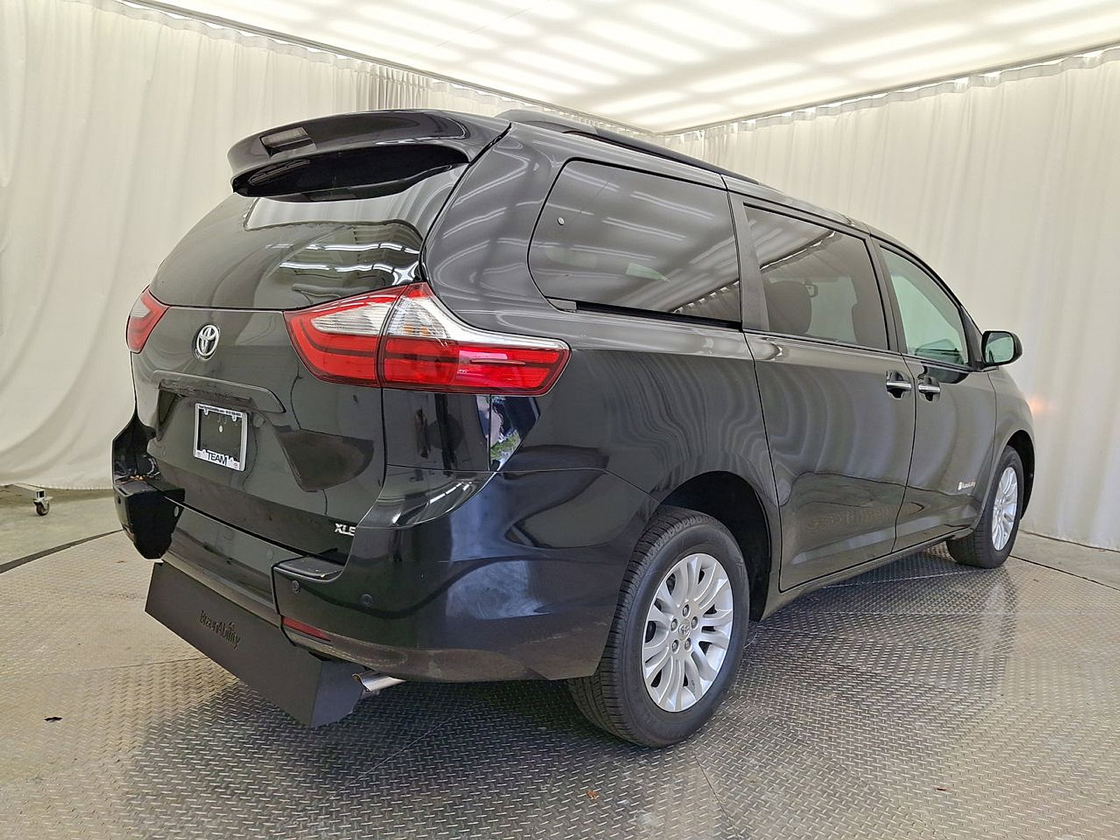 Used 2015 Toyota Sienna XLE w/ XLE Navigation Package FWD image 25