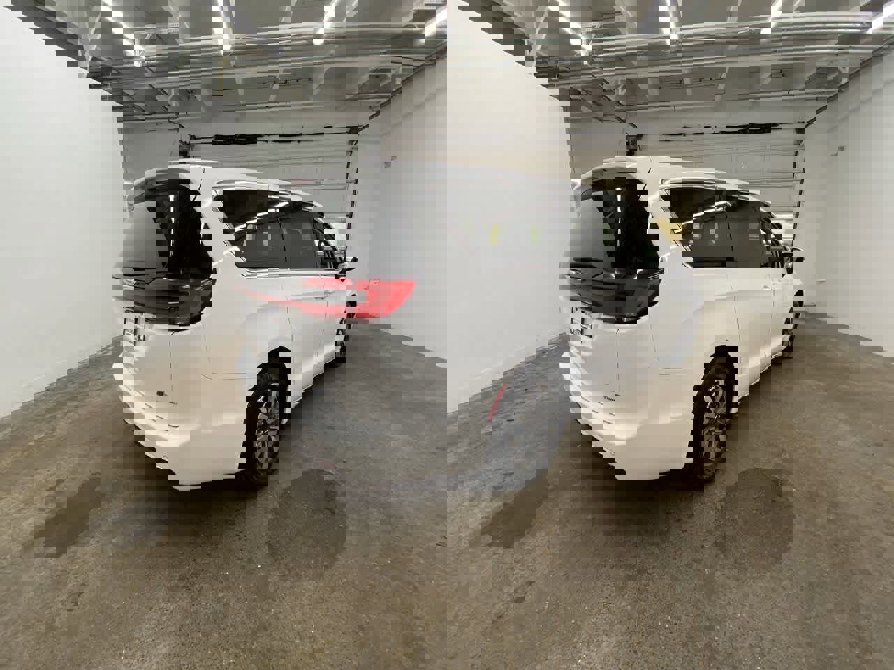 Used 2023 Chrysler Pacifica Touring-L image 6