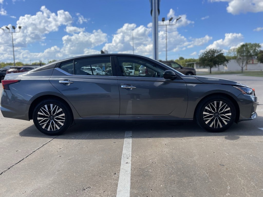 Used 2024 Nissan Altima 2.5 SV image 7