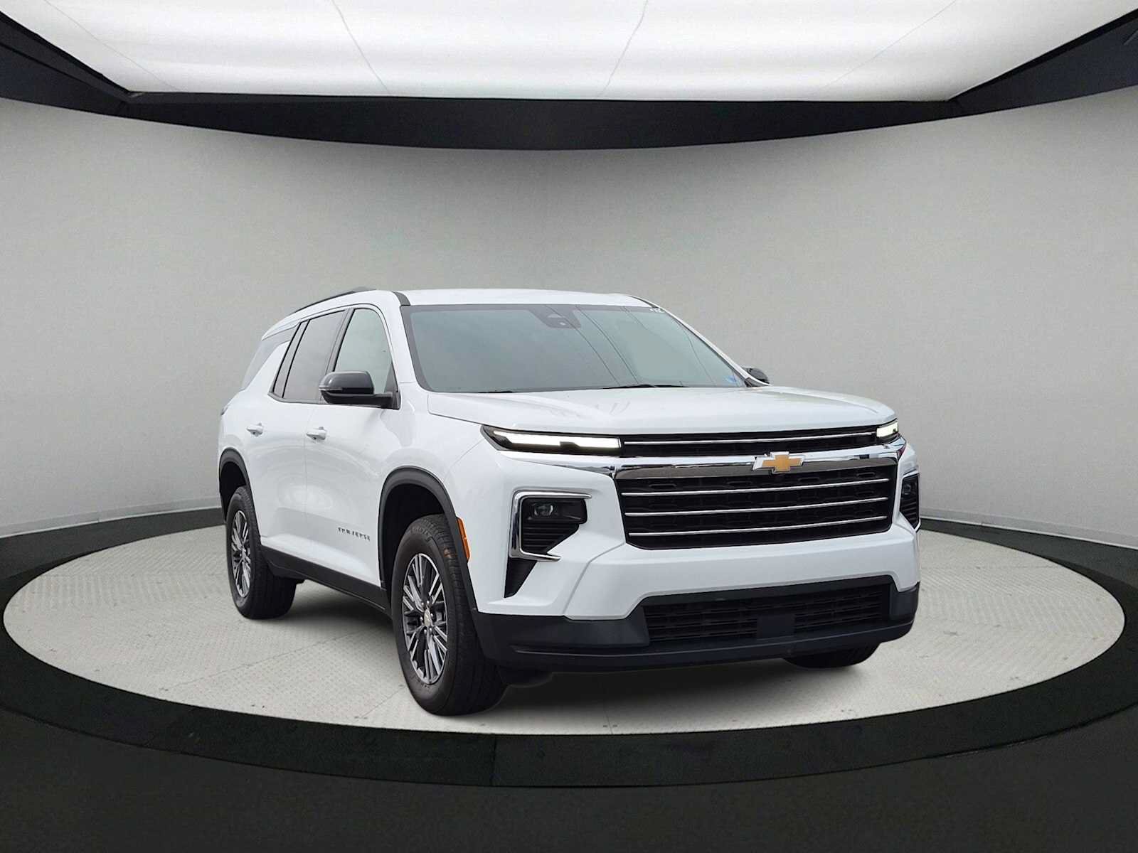 Used 2025 Chevrolet Traverse LT AWD/4WD image 2