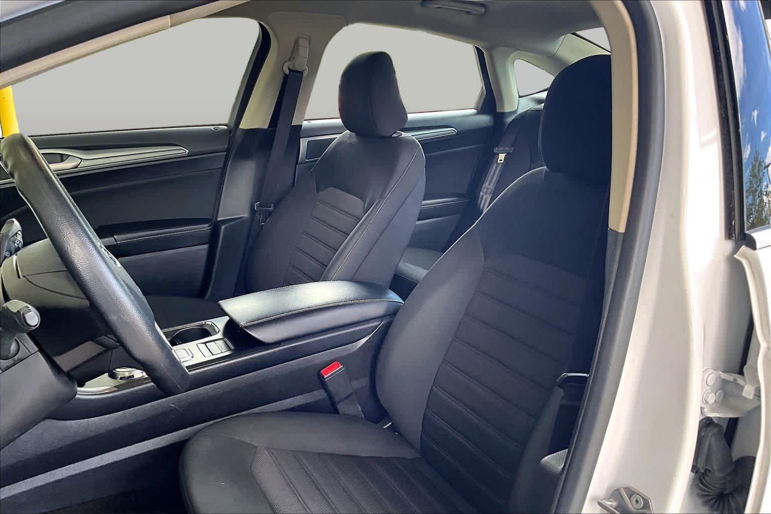 Used 2020 Ford Fusion SE FWD image 8