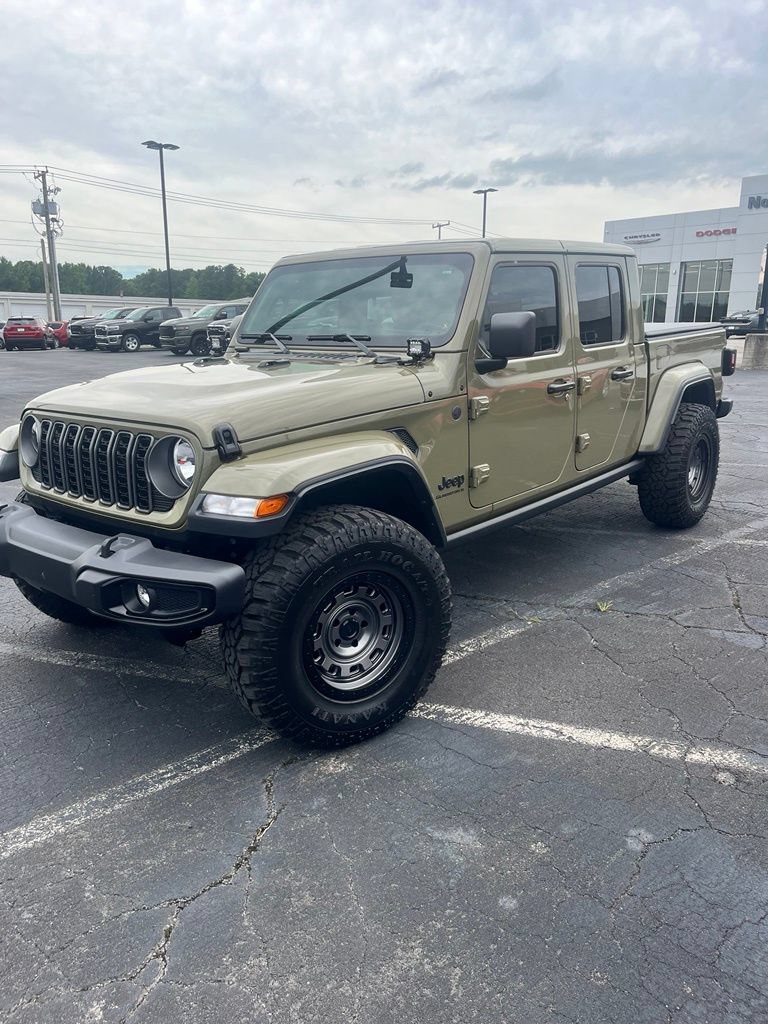 Used 2025 Jeep Gladiator Sport AWD/4WD image 2