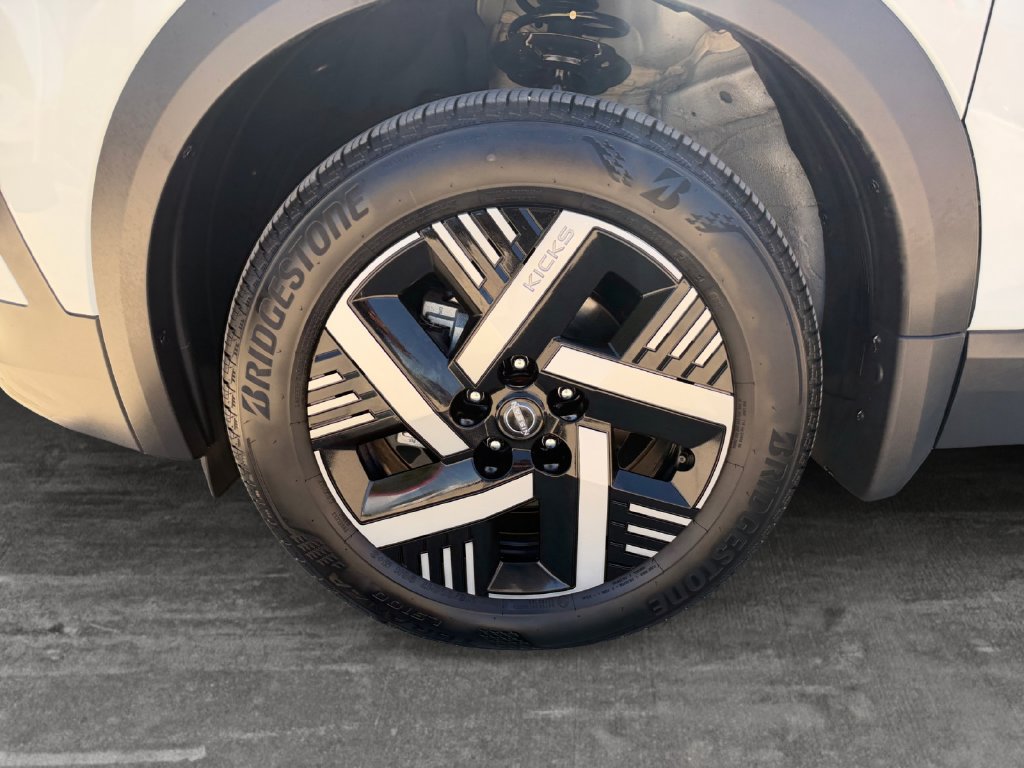 Used 2026 Nissan Kicks SV w/ SV Premium Package FWD image 9