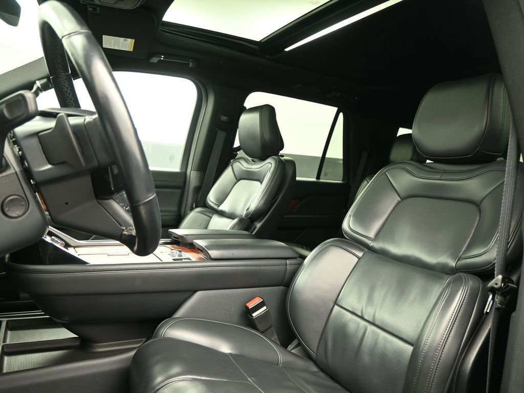 Used 2024 Lincoln Navigator Premiere AWD/4WD image 3