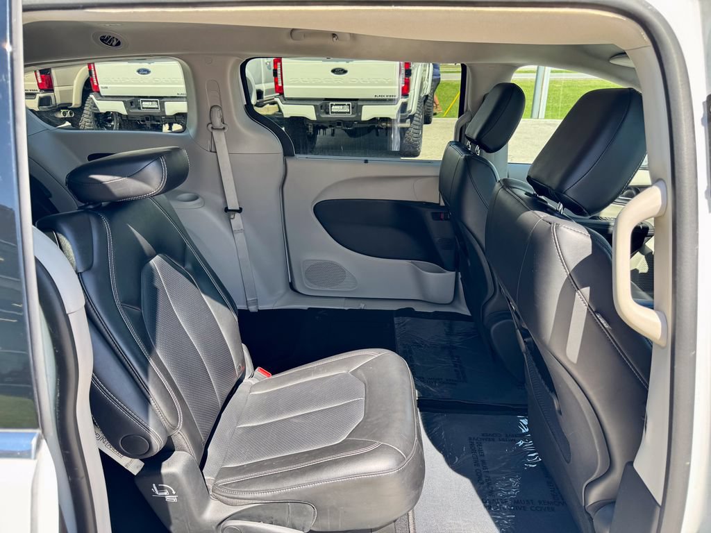 Used 2024 Chrysler Pacifica Touring-L FWD image 19