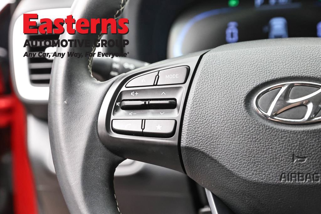 Used 2025 Hyundai Venue Limited FWD image 15