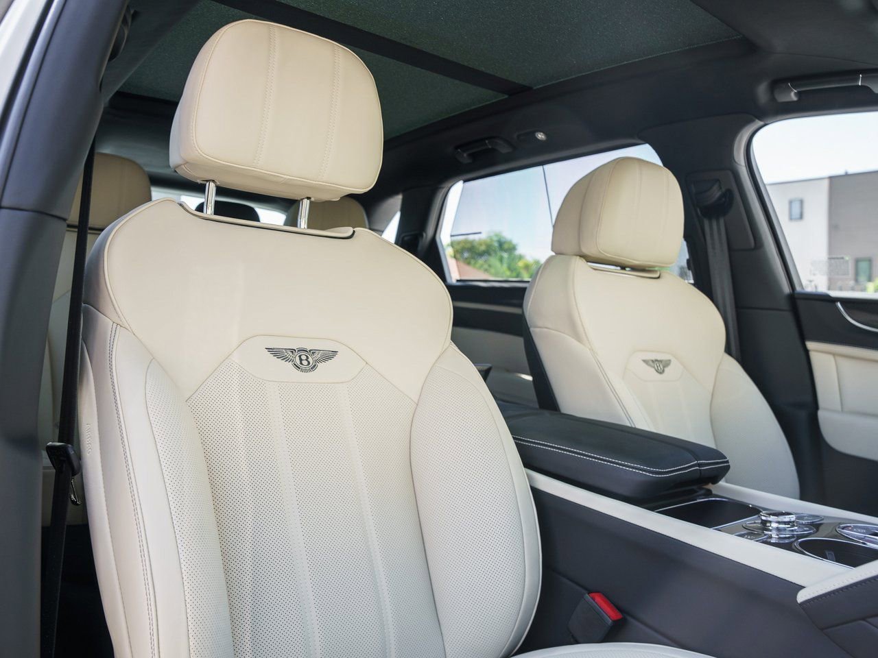 Used 2025 Bentley Bentayga Extended Wheelbase image 27