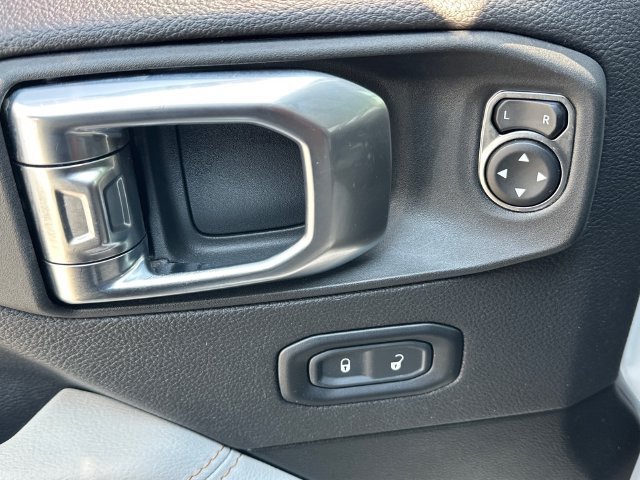 Used 2023 Jeep Gladiator Overland AWD/4WD image 16