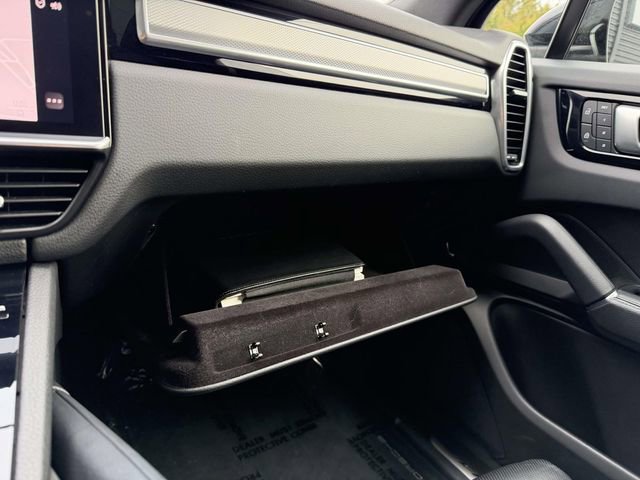 Certified 2023 Porsche Cayenne Platinum Edition image 31