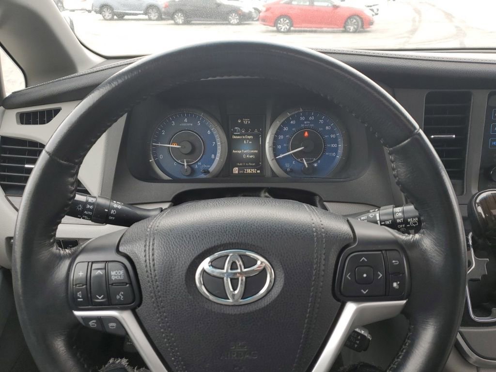 Used 2015 Toyota Sienna XLE Premium image 12