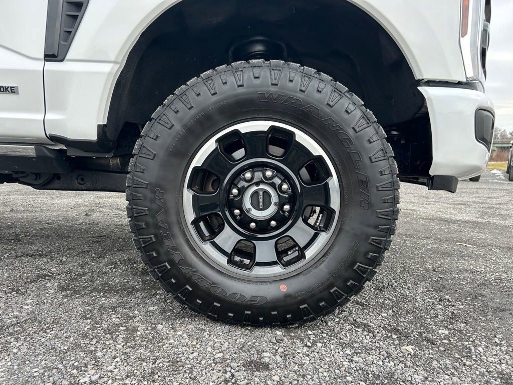 Used 2025 Ford F350 Platinum w/ Tremor Off-Road Package image 25