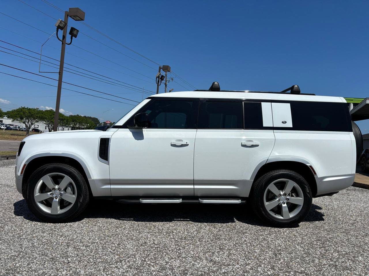 Used 2023 Land Rover Defender 130 SE image 15