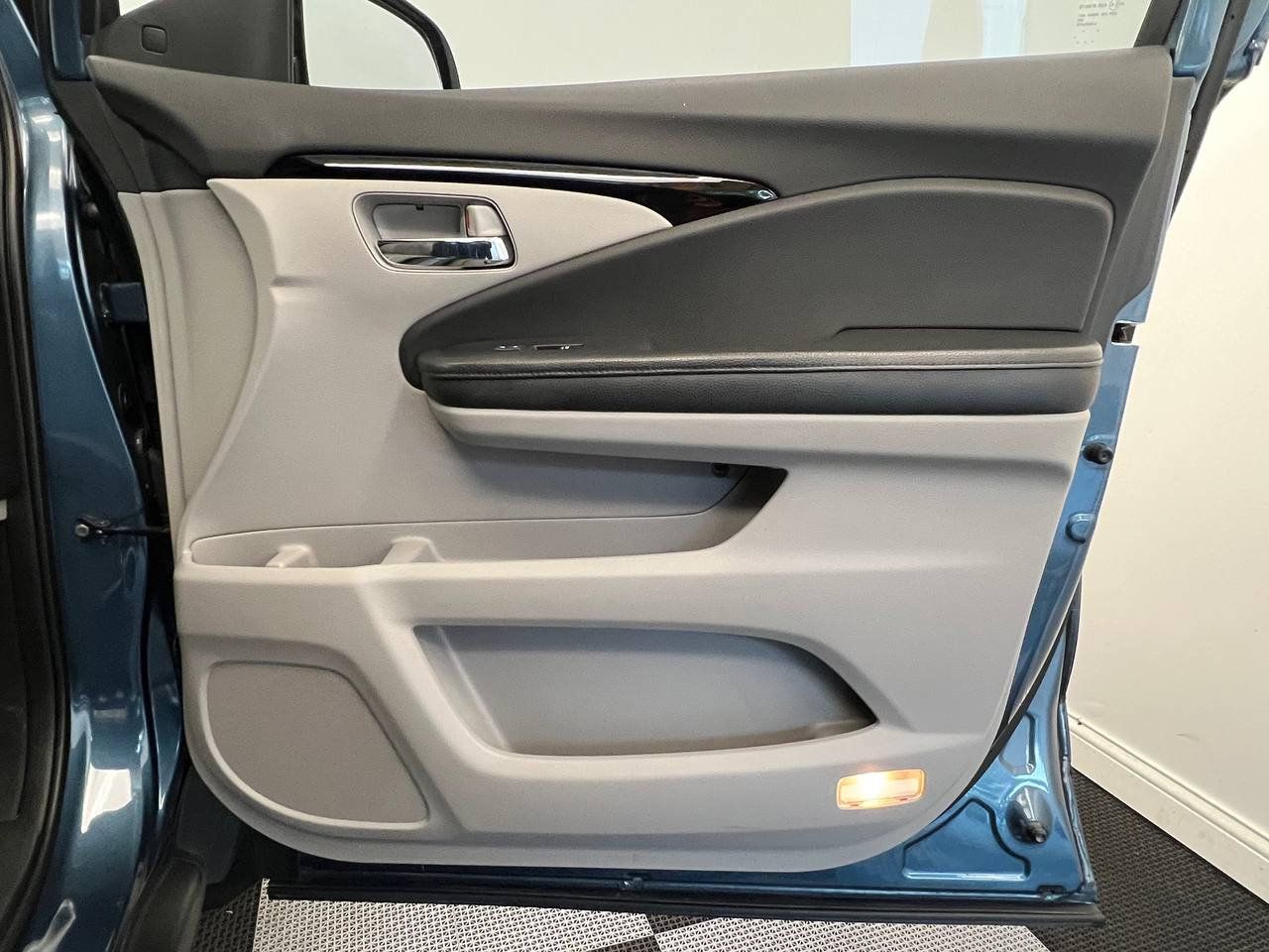 Used 2016 Honda Pilot Elite image 12