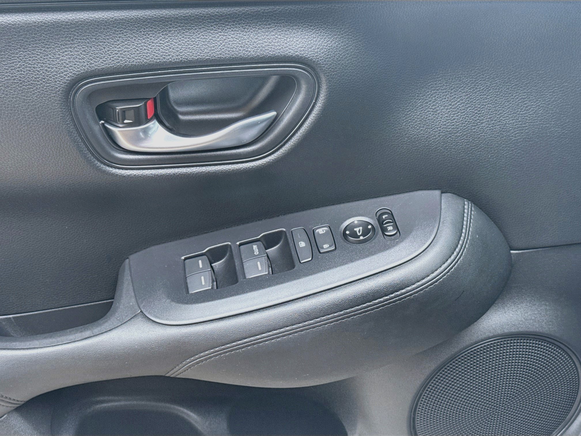 Certified 2025 Honda HR-V LX image 16
